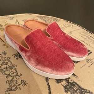 Pink suede, fit flop slip on loafer - Never Worn